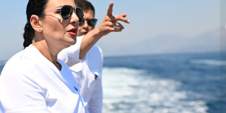 Belinda Balluku inspekton plazhet me anije: Ushtria të pastrojë ato zona ku shkohet vetëm me rrugë detare (VIDEO)