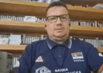 Gazetari i RTSH del në emision me fanellën sportive të Serbisë, plasin reagimet në rrjet