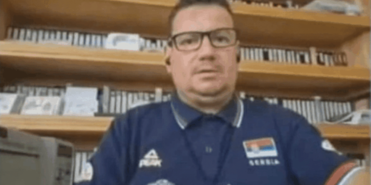 Gazetari i RTSH del në emision me fanellën sportive të Serbisë, plasin reagimet në rrjet