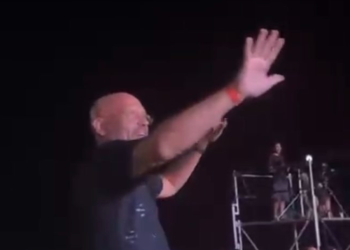 Ylli Manjani ‘e djeg’ në jug të Shqipërisë, mbi tavolinë dhe duke kërcyer këngë greke (VIDEO)