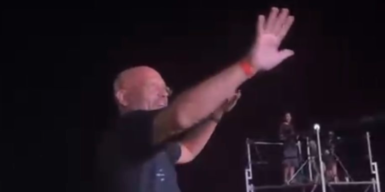 Ylli Manjani ‘e djeg’ në jug të Shqipërisë, mbi tavolinë dhe duke kërcyer këngë greke (VIDEO)