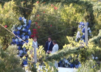 Ceremonia e fshehtë në Kretë, kreu i SYRIZA martohet me partnerin e tij amerikan