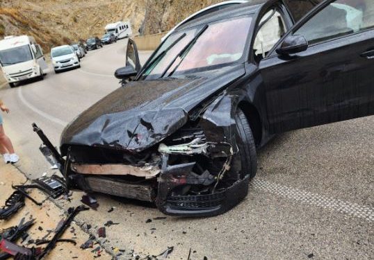Aksident në Kardhiq-Delvinë, familja po kthehej nga pushimet në Sarandë, plagoset vajza e mitur