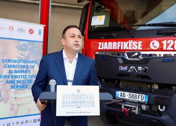 Ervin Hoxha del në terren, paralajmëron ligj të ri për Shërbimin Zjarrfikës