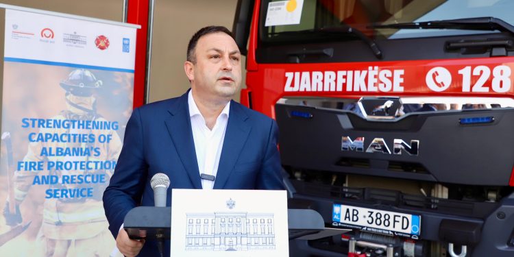 Ervin Hoxha del në terren, paralajmëron ligj të ri për Shërbimin Zjarrfikës