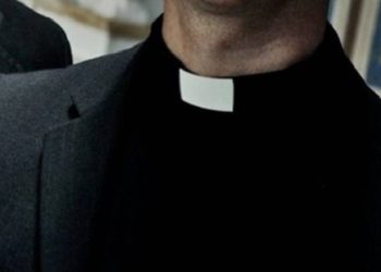 Kërkonin s*ks në këmbim të favoreve të ndryshme, arrestohen dy priftërinjtë