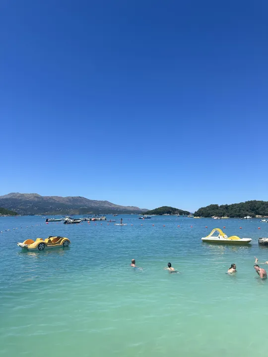 Pamja nga plazhi i Podës në Ksamil është spektakolare, por fotot dhe videot e Tiktok tregojnë vetëm një anë të medaljes