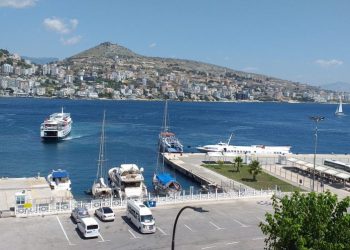 Dyndja e gushtit/ Mijëra qytetarë hyjnë në pikat kufitare të Sarandës