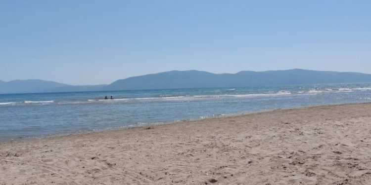 Pësoi arrest kardiak në det, ndërron jetë 41-vjeçari në Vlorë