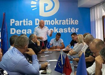 Të gjithë me kokë ulur dëgjojnë pallavrat e Tritan Shehut në Gjirokastër, Dropulli e Libohova nuk i bashkohen rezistencës për regjimin (FOTO)