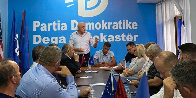 Të gjithë me kokë ulur dëgjojnë pallavrat e Tritan Shehut në Gjirokastër, Dropulli e Libohova nuk i bashkohen rezistencës për regjimin (FOTO)