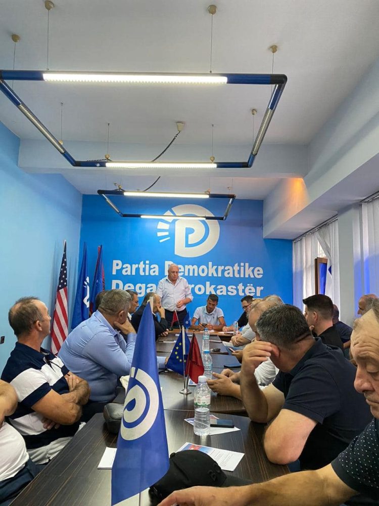 Të gjithë me kokë ulur dëgjojnë pallavrat e Tritan Shehut në Gjirokastër, Dropulli e Libohova nuk i bashkohen rezistencës për regjimin (FOTO)