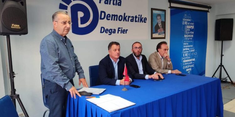Gaz Bardhi prezantohet në Fier si drejtues politik: Së bashku të bëjmë më të mirën për PD-në