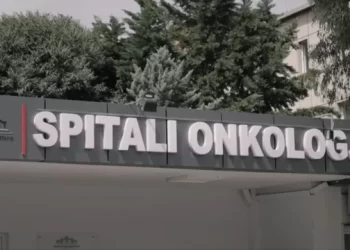 Skandali i Onkologjikut/ Rrëfimi i nënës që humbi djalin nga kanceri: Flakonët e kimioterapisë i blinim në farmacinë pranë spitalit