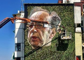 Një murale gjigante për Ismail Kadarenë në Tiranë