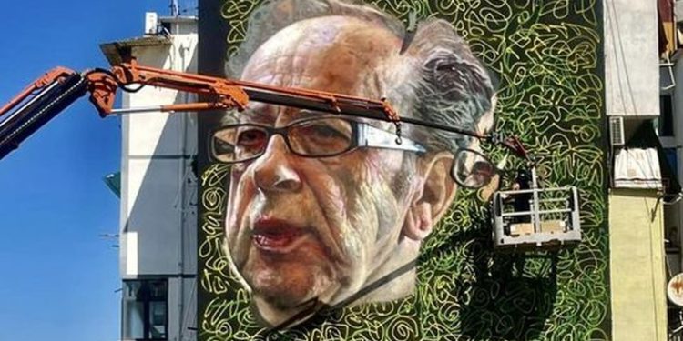 Një murale gjigante për Ismail Kadarenë në Tiranë