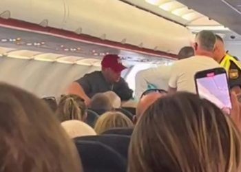 Panik në ajër gjatë fluturimit për në Greqi, udhëtari tenton të hapë derën e avionit