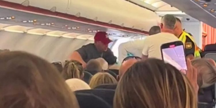 Panik në ajër gjatë fluturimit për në Greqi, udhëtari tenton të hapë derën e avionit