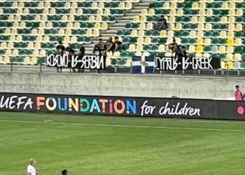 Skandal në Qipro, tifozët hapin parrullën, “Kosova është Serbi”, ndërpritet ndeshja!