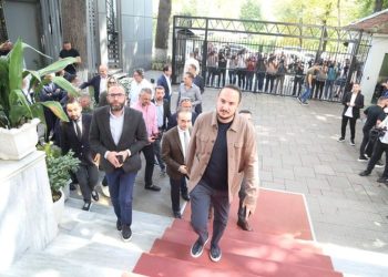 “Qenke veshur si për burg” - Çfarë ndodhi në gjyqin ndaj Salianjit, nga batutat me gazetarët te dridhja e duarve kur mësoi dënimin me burg