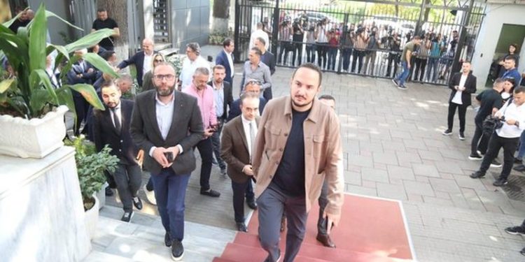 “Qenke veshur si për burg” - Çfarë ndodhi në gjyqin ndaj Salianjit, nga batutat me gazetarët te dridhja e duarve kur mësoi dënimin me burg