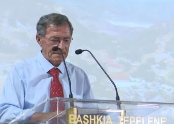 Tepelena nderon pilotin që ishte urdhëruar në ’97 të bombardonte depot e armëve në Turan