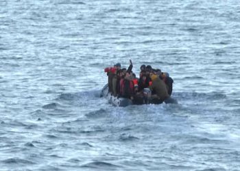 Drama e shqiptarit që po ikte me gomone në Angli, i vëllai telefonon në SHBA për ndihmë