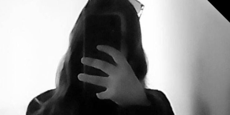 15 vjeçarja në Mallakastër bëhet nënë, gazetarja tregon detaje: Ishte dita e parë e shkollës, u kthye në shtëpi dhe lindi në tualet