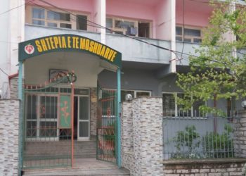 U rrëzua në shtëpinë e të moshuarve, 81-vjeçari përfundon në spitalin e Gjirokastrës