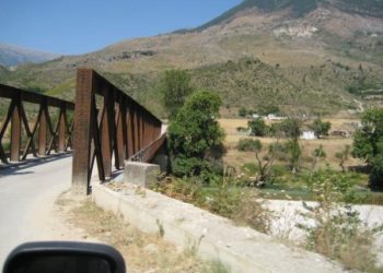 I riu turk pa patentë bën aksident te Ura e Leklit, plagoset pasagjerja