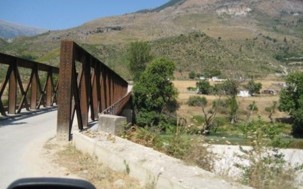 I riu turk pa patentë bën aksident te Ura e Leklit, plagoset pasagjerja