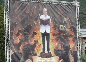 Rama mbledh Grupin Parlamentar të PS në Elbasan, vëmendjen e merr posteri gjigand në vendin ku zhvillohet takimi