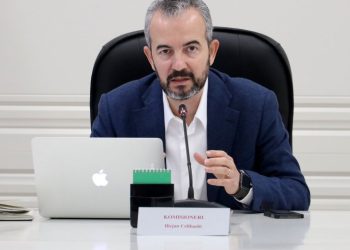 Zgjedhjet e 2025, kreu i KQZ: Emigrantët do të kenë disa ditë kohë për të votuar, ja sa do të kushtojë posta