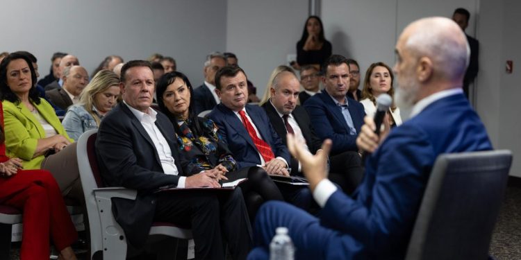 Rama takim me përfaqësuesit e shoqatave shqiptare në Nju Jork: Monedha jonë më e fortë se kurrë, Shqipëria tjetër reputacion sot në botë