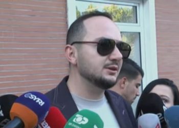 Ervin Salianji mbërrin në Policinë e Tiranës për t’u vetëdorëzuar
