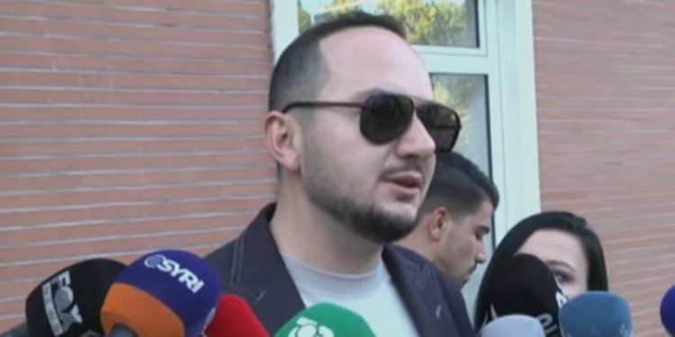 Ervin Salianji mbërrin në Policinë e Tiranës për t’u vetëdorëzuar