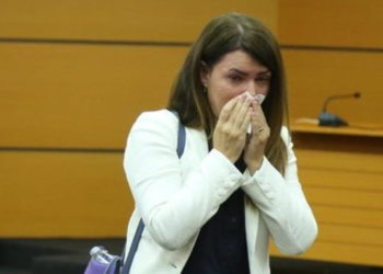 Prokurorja shkarkohet nga detyra, del duke qarë nga salla (FOTO)