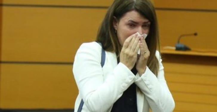 Prokurorja shkarkohet nga detyra, del duke qarë nga salla (FOTO)