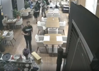 Njerëzit në panik, shihni çfarë bën RENEA brenda restorantit në Vlorë (VIDEO)