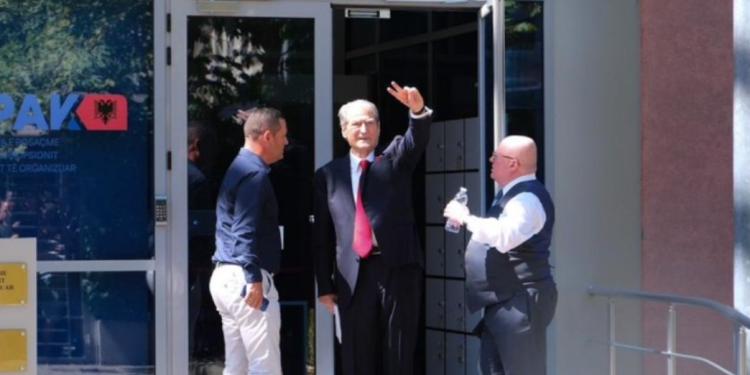 Berisha tregon çfarë pa në SPAK: Ishte një orë 400 mijë euro e qendisur me diamante, qëndronte në muze