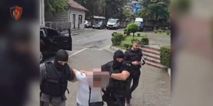 Zbulohet laboratori i falsifikimit të dokumenteve në Gjirokastër, 8 të arrestuar (VIDEO)