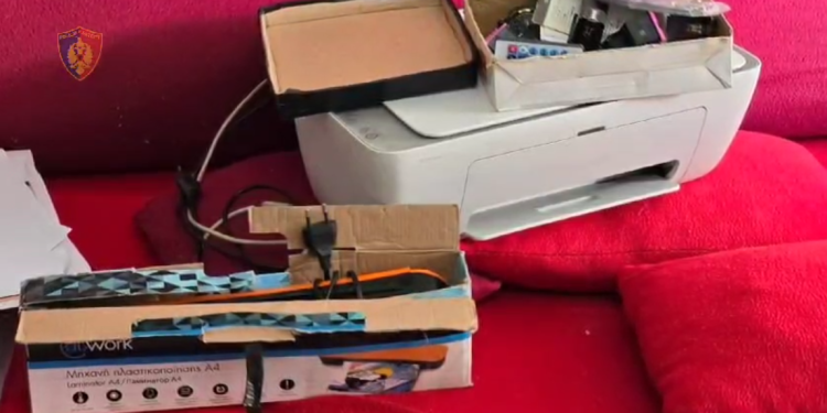 Zbulohet laboratori i falsifikimit të dokumenteve në Gjirokastër, 8 të arrestuar (VIDEO)