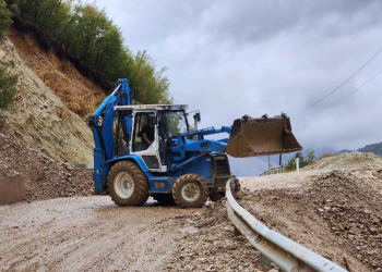 Reshjet, bllokohen rrugë rurale në Gjirokastër e Tepelenë