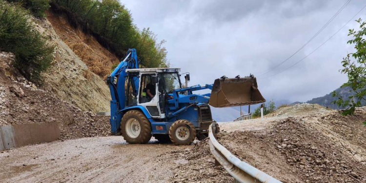 Reshjet, bllokohen rrugë rurale në Gjirokastër e Tepelenë