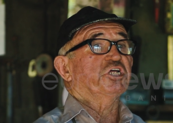 “Si më vdiq djali 18-vjeçar në Greqi”, historia e trishtë e kovaçit të moshuar (VIDEO)