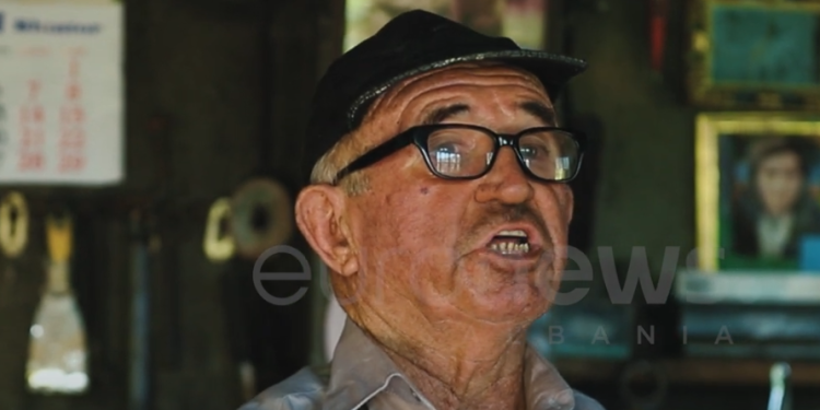 “Si më vdiq djali 18-vjeçar në Greqi”, historia e trishtë e kovaçit të moshuar (VIDEO)