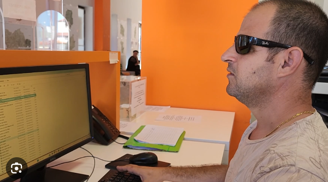 Në punë pas 10 vitesh/ I verbëri me dy fakultete punësohet në shtet: Dita më e bukur e jetës