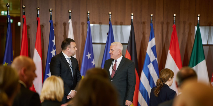 Ervin Hoxha në takimin e Procesit të Berlinit: Të shkëmbejmë në kohë reale të dhënat mbi flukset migratore në Ballkan