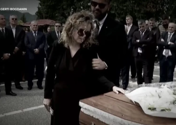 “Më premtove se s’do ma lëshoje dorën”, fjalët e fundit të bashkëshortes mbi trupin e pajetë të Gert Bogdanit: Zoti të merrte mua, që t’i rrisje ti fëmijët! (VIDEO)