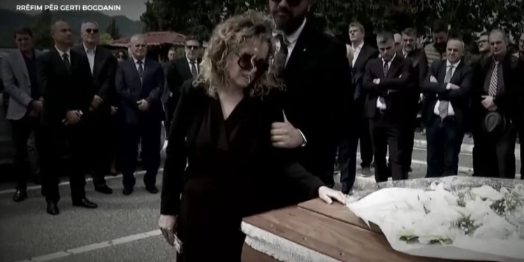 “Më premtove se s’do ma lëshoje dorën”, fjalët e fundit të bashkëshortes mbi trupin e pajetë të Gert Bogdanit: Zoti të merrte mua, që t’i rrisje ti fëmijët! (VIDEO)
